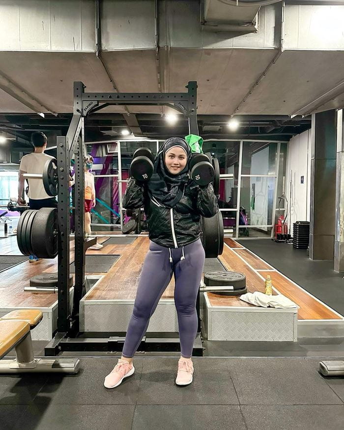 celebrityfitness-malaysia-woman-weights